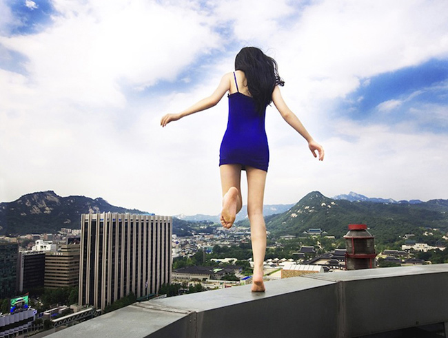 Nữ nhiếp ảnh gia người Hàn Quốc Ahn Jun đã lên những tòa nhà cao tầng ở Seoul, Hong Kong và New York để thực hiện bộ ảnh… có thể khiến mọi người toát mồ hôi hột.